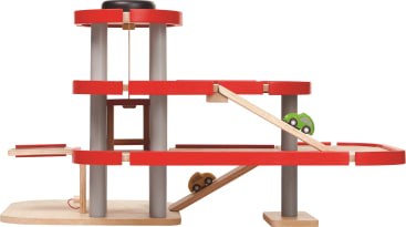 Ein hölzernes Spielzeugparkhaus mit drei Ebenen, rotem Geländer, grauen Säulen, Rampen und zwei kleinen Spielzeugautos, einem grünen und einem braunen, die auf separaten Rampen stehen.