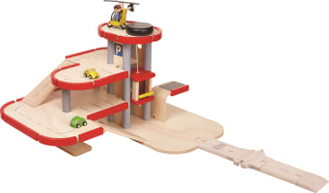Ein hölzernes Spielzeugparkhaus mit mehreren Ebenen, zwei Spielzeugautos, einer Rampe, einem Aufzug und einem Hubschrauber auf dem Hubschrauberlandeplatz auf dem Dach.
