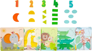 Fünf hölzerne Puzzlebretter mit Tiermotiven sind nebeneinander angeordnet, jeweils mit passenden Zahlen und Formen darüber. Auf den Tafeln sind ein Elefant, eine Giraffe, ein Löwe, ein Krokodil und ein Affe abgebildet.