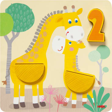 Ein Holzpuzzle zeigt zwei Cartoon-Giraffen, eine Erwachsene und ein Baby, mit einer großen gelben Zahl 2 auf der rechten Seite. Im Hintergrund sind Bäume und Pflanzen abgebildet. Der Markenname HABA erscheint in der unteren rechten Ecke.