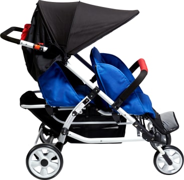 Seitenansicht eines Doppelkinderwagens mit schwarzem Verdeck, weißem Gestell, blauen Sitzen und vier Rädern. Der Kinderwagen hat hintereinander angeordnete Sitze und einen Ablagekorb darunter.