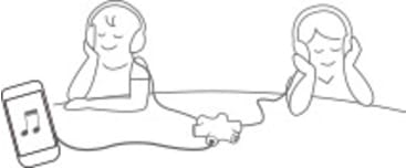 Strichzeichnung von zwei Personen, die an einem Tisch sitzen, beide mit Kopfhörern, die über einen Splitter mit demselben Musikgerät verbunden sind. Das Musikabspielgerät zeigt eine Musiknote an.