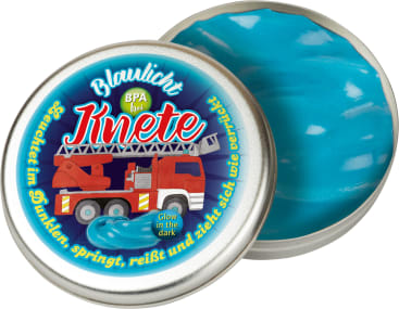 Eine runde Dose mit der Aufschrift "Jivete" mit dem Bild eines Feuerwehrautos und blauer Knete im Inneren. Auf dem Etikett steht "Blaulicht", "Glow in the dark" und "BPA frei" mit zusätzlichem Text in Deutsch am Rand.
