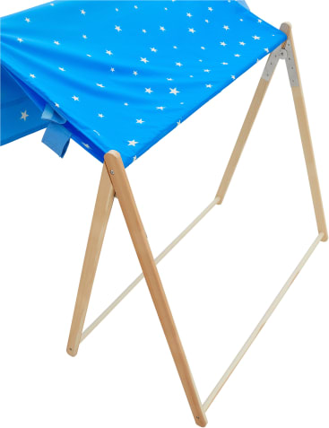 Ein hölzerner A-Rahmen stützt einen blauen Stoffhimmel mit einem Muster aus weißen Sternen. Der Rahmen ist oben mit Metallklammern und unten mit einer weißen horizontalen Stange versehen.