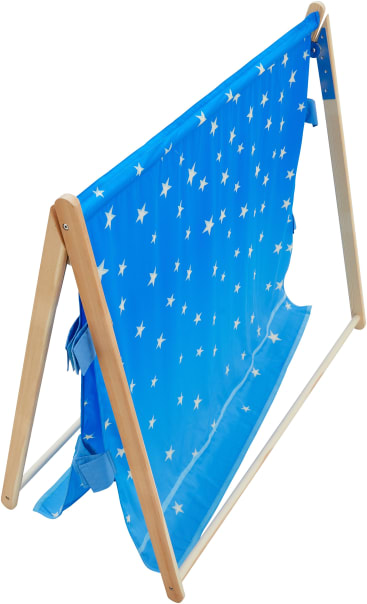 A-Rahmen-Spielzelt mit Holzstützen und einem blauen Stoffbezug mit weißen Sternen; der Stoff ist teilweise auf dem Boden drapiert, und auf der linken Seite sind Gurte sichtbar.