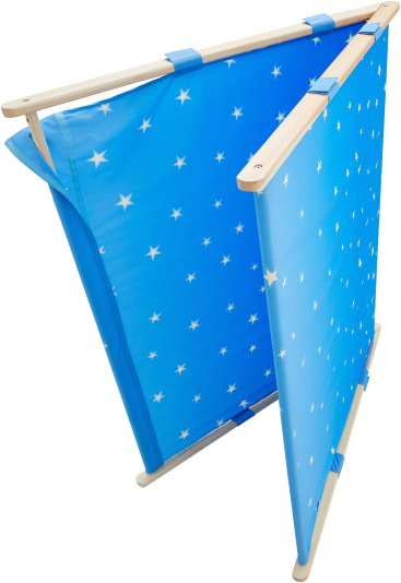 Ein zusammenklappbarer Wäschekorb aus blauem Stoff mit einem Holzrahmen. Der Stoff ist mit weißen Sternen in verschiedenen Größen verziert. Der Wäschekorb steht aufrecht und ist teilweise geöffnet.