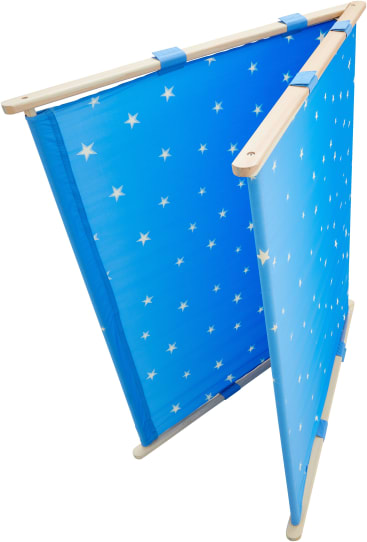 Ein blauer Stoffteiler mit einem Muster aus weißen Sternen, der von einem hellen Holzrahmen getragen wird, steht aufrecht und ist teilweise in einer Zickzack-Formation gefaltet.