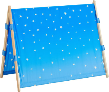 Ein kleines A-Rahmen-Zelt mit einem blauen, mit weißen Sternen verzierten Stoffbezug, das von einem Holzrahmen getragen wird.