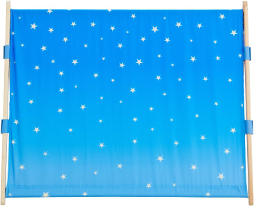 Ein blaues Stoffpaneel mit einem Farbverlauf von dunklerem Blau am oberen Rand zu hellerem Blau am unteren Rand, verziert mit weißen Sternen, ist zwischen zwei vertikalen Holzstützen gespannt.