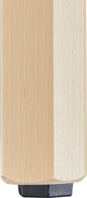 Nahaufnahme des unteren Teils eines Möbelbeins aus Holz mit einer hellen, natürlichen Oberfläche und einem schwarzen Kunststoff- oder Gummifuß, der am Ende angebracht ist.