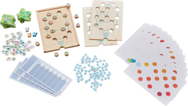 Ein Brettspielset mit Holzbrettern mit Löchern, verschiedenen Spielsteinen, Karten mit farbigen Punkten, blauen rechteckigen Karten, kleinen blauen kreisförmigen Spielsteinen und grünen Pappfiguren, die alle auf einem weißen Hintergrund angeordnet sind.