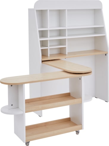 Ein Schreibtisch aus weißem und hellem Holz mit offenen Regalen, einem erhöhten Rückenteil mit mehreren Fächern und einer mobilen, gebogenen Frontverlängerung mit zusätzlichen Regalen auf Rollen.