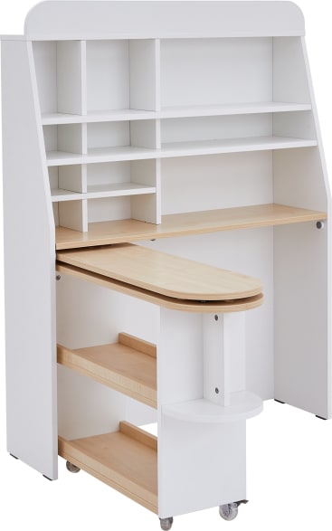 Ein weißer modularer Schreibtisch mit offenen Regalen oben, einer Arbeitsfläche aus hellem Holz und einem angebrachten Ausziehtisch mit zwei unteren Regalen. Der ausziehbare Teil steht auf Rollen und ist somit mobil.