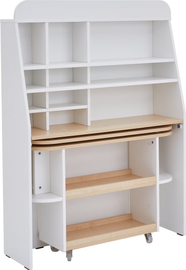 Ein weißer und heller Holztisch mit mehreren offenen Ablagen, einer ausziehbaren Tastaturablage und unteren Ablageflächen auf Rollen. Das Design ist modern und funktional und eignet sich für den Einsatz zu Hause oder im Büro.