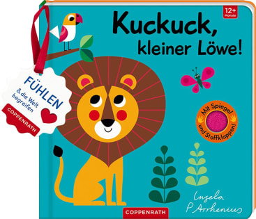 Ein farbenfroher Kinderbucheinband mit dem Titel Kuckuck, kleiner Löwe! zeigt einen illustrierten Löwen, einen Vogel, Pflanzen und ein rotes Schild. Der Einband hat auch einen Spiegel und Stoffklappen und ist für Kinder ab 12 Monaten geeignet.