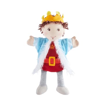 Eine weiche Stoffpuppe, gekleidet wie ein König, mit einer gelben Krone, einem blauen Umhang mit weißem Rand, einem roten Kleid mit gelbem Gürtel und gestreiften grauen Socken, die vor einem weißen Hintergrund stehen.