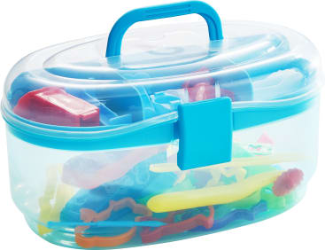 Eine durchsichtige Aufbewahrungsbox aus Plastik mit blauem Griff und Verschluss, die verschiedene bunte Plastikspielzeuge und Werkzeuge enthält.
