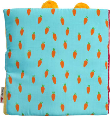 Ein weiches, quadratisches Stoffbuch mit hellblauem Einband und einem sich wiederholenden Muster aus kleinen orangefarbenen Karotten mit grünen Spitzen und zwei unscharfen orangefarbenen Kreisen, die teilweise am oberen Rand sichtbar sind.
