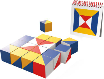 Ein Puzzle mit farbigen Würfeln, die ein geometrisches Muster in Rot, Blau, Gelb und Weiß bilden. Eine Leitkarte mit dem fertigen Muster steht im Hintergrund, und ein Würfel ist von den anderen getrennt.