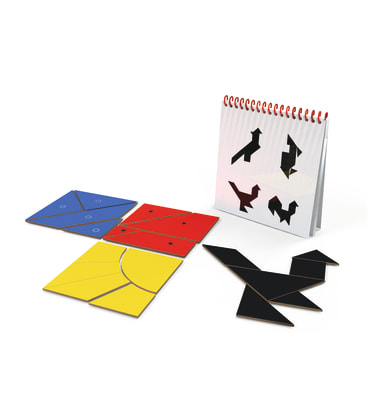 Ein Tangram-Puzzleset mit blauen, roten und gelben Tafeln, schwarzen Puzzleteilen, die in einer Form angeordnet sind, und einem spiralgebundenen Heft mit Silhouetten-Aufgaben.