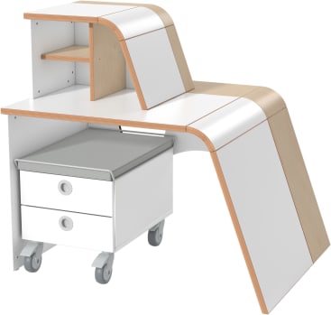 Ein moderner Schreibtisch aus weißem und hellem Holz mit geschwungenen Kanten, integrierten Regalen und einem Rollcontainer mit zwei Schubladen und einer gepolsterten Platte unter dem Schreibtisch.