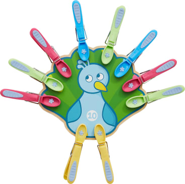 Ein Pfau aus Pappe mit der Zahl 10 auf dem Körper hat zehn bunte Wäscheklammern aus Plastik um sich herum befestigt, die die Schwanzfedern darstellen. Die Wäscheklammern sind rot, grün, blau und gelb.