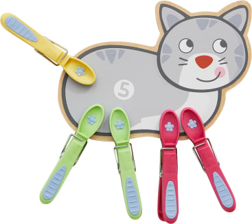 Ein flacher Ausschnitt einer grauen Cartoon-Katze mit der Zahl 5 auf dem Körper ist mit vier Wäscheklammern befestigt, zwei grünen und zwei roten unten und einer gelben oben links.