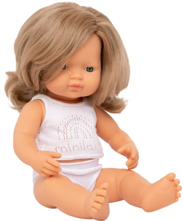 Eine Babypuppe aus Plastik mit heller Haut, glattem blondem Haar und grünen Augen, die ein weißes ärmelloses Hemd und weiße Unterwäsche trägt, sitzt mit gespreizten Beinen und leicht nach vorne gestreckten Armen.