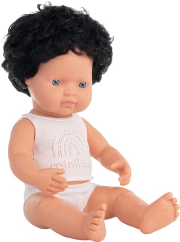 Eine Plastik-Baby-Puppe mit heller Haut, lockigem schwarzem Haar und blauen Augen sitzt aufrecht und trägt ein weißes Tank-Top und weiße Unterwäsche vor einem weißen Hintergrund.