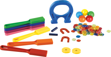 Ein Satz bunter Kunststoffmagnete, einschließlich Hufeisen- und Stabmagneten, Magnetstäben, Chips, Ringen, Metallstäben und kleinen Plastikeiern, angeordnet auf einem weißen Hintergrund.