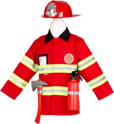 Ein Feuerwehrkostümset in Kindergröße, bestehend aus einer roten Jacke mit gelben Reflexionsstreifen, einem roten Feuerwehrhelm, einer Spielzeugaxt und einem Spielzeugfeuerlöscher, die auf einer Schaufensterpuppe ausgestellt sind.