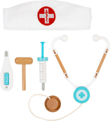 Ein Spielzeug-Doktor-Kit mit einem weißen Stirnband mit einem roten medizinischen Symbol, einem Thermometer, einem Reflexhammer, einer Spritze, einem hölzernen Stethoskop mit blauen Akzenten und einem hölzernen runden Objekt mit einer Schnur.