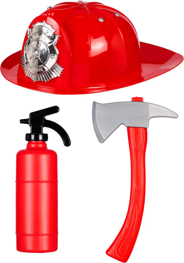 Ein roter Plastik-Feuerwehrhut mit einem silbernen Abzeichen, ein roter Spielzeug-Feuerlöscher mit einer schwarzen Düse und eine rote und graue Spielzeug-Axt sind vor einem weißen Hintergrund angeordnet.