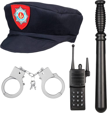 Eine marineblaue Polizeimütze mit einem rot-silbernen Abzeichen, Metallhandschellen mit Schlüsseln, ein schwarzer Polizeischlagstock und ein schwarzes Walkie-Talkie sind auf weißem Hintergrund angeordnet.