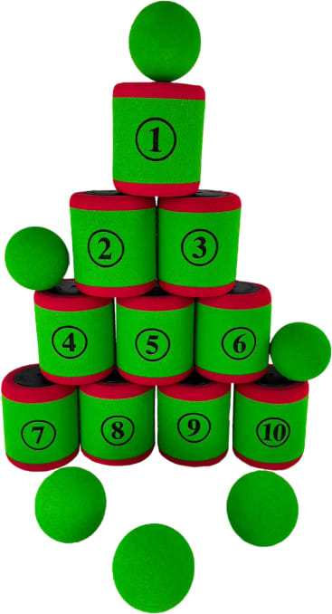 Eine Pyramide aus zehn grünen und roten Schaumstoffzylindern, die von 1 bis 10 nummeriert sind, mit grünen Schaumstoffbällen oben, an der Basis und um die Pyramide herum.