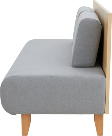 Ein modernes Sofa mit hellem Holzrahmen, dickem grauen Sitzkissen und passender grauer Rückenlehne, von der Seite betrachtet. Das Sofa steht auf vier hellen Holzbeinen.