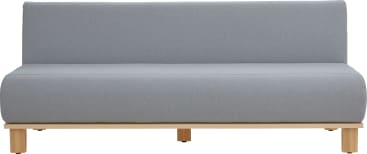 Ein modernes Sofa ohne Armlehnen mit hellgrauer Polsterung und hellem Holzsockel, dargestellt vor einem schlichten weißen Hintergrund. Das Design ist minimalistisch und das Sofa hat eine niedrige Rückenlehne und einfache, klare Linien.