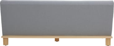 Einfache Ansicht der Rückseite eines grau gepolsterten Sofas mit hellen Holzbeinen und -sockel vor einem weißen Hintergrund. Das Sofa hat ein einfaches und modernes Design.