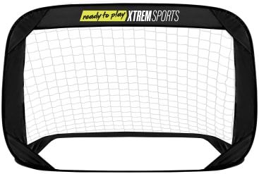 Ein schwarzes tragbares Fußballtor mit einem Netz und der Aufschrift "ready to play XTREM SPORTS" auf der oberen Stange. Das Netz ist fest im Rahmen befestigt.