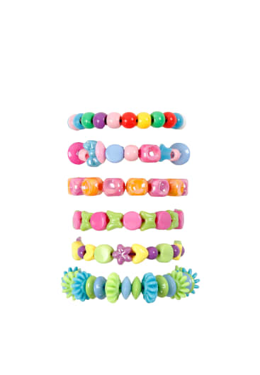 Fünf bunte Perlenarmbänder sind in einer vertikalen Linie auf einem weißen Hintergrund angeordnet. Jedes Armband besteht aus Perlen in verschiedenen Formen, Größen und leuchtenden Farben wie Rosa, Grün, Blau, Lila und Gelb.