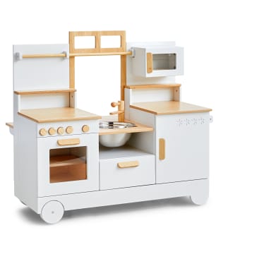 Ein Spielküchen-Set aus Holz mit weißen und natürlichen Holzakzenten, mit Herd, Backofen, Spüle, Schubladen, Regalen und einer Mikrowelle auf weißem Hintergrund.