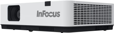 Ein weißer, rechteckiger InFocus-Projektor mit einer hervorstehenden Linse auf der linken Seite und Lüftungsgittern auf der rechten Seite, dargestellt aus einem Winkel von vorne links vor einem weißen Hintergrund.