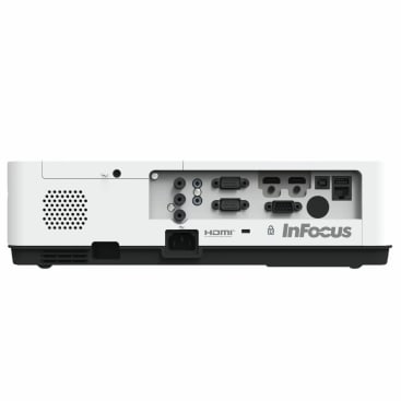 Die Rückseite eines weißen InFocus-Projektors mit verschiedenen Eingangs- und Ausgangsanschlüssen, einschließlich HDMI, VGA, Audio, USB und Netzwerkanschlüssen, sowie Belüftung und Branding.