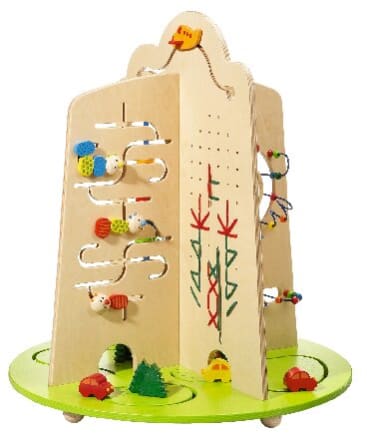 Ein Aktivitätsspielzeug aus Holz mit vertikalen Paneelen, die Perlenlabyrinthe, Tierformen und gemalte Motive enthalten. Der runde, grüne Sockel ist mit kleinen bunten Autos und Bäumen verziert und eignet sich für Kinder zum Spielen und Lernen.