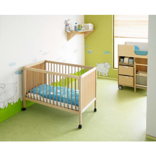 Krippenbett mit Rollen